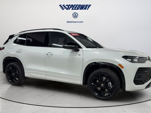 New 2026 Volkswagen Tiguan SE R-Line AWD/4WD image 2