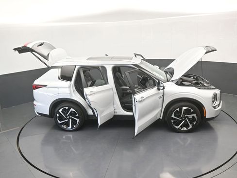 New 2025 Mitsubishi Outlander SE image 69