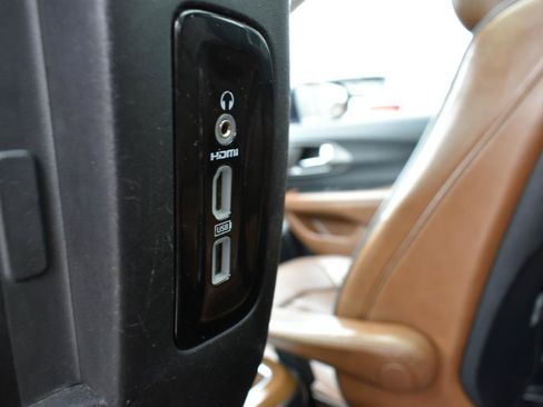 Used 2019 Chrysler Pacifica Limited w/ Tire & Wheel Group FWD image 51