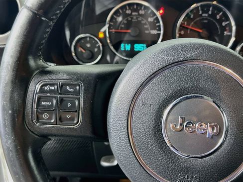 Used 2016 Jeep Wrangler Unlimited Sahara w/ Connectivity Group AWD/4WD image 17