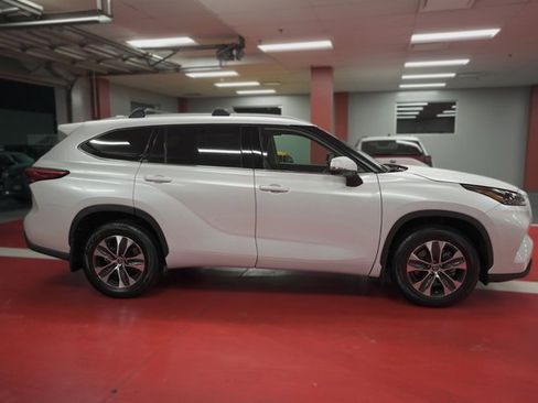 Certified 2022 Toyota Highlander XLE image 6