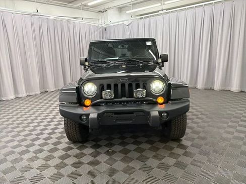 Used 2016 Jeep Wrangler Unlimited Sahara AWD/4WD image 3