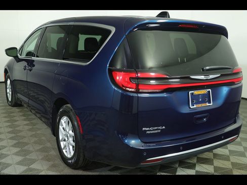 Used 2023 Chrysler Pacifica Touring-L image 6