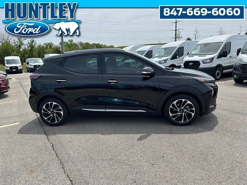 Used 2023 Chevrolet Bolt EUV Premier w/ Sun & Sound Package FWD image 3