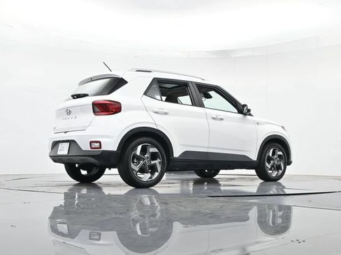Used 2024 Hyundai Venue SEL FWD image 31
