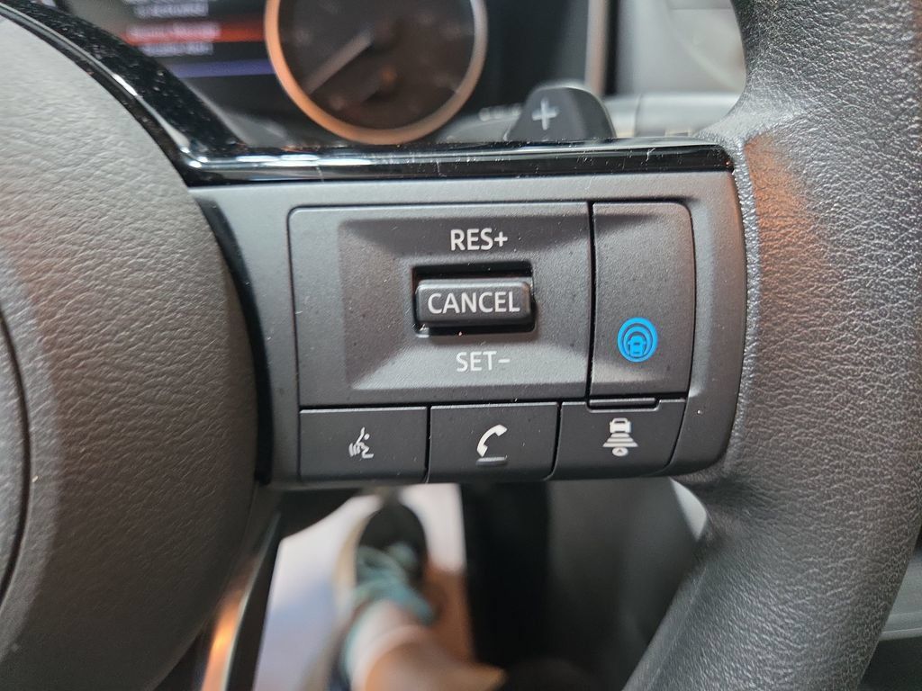 Used 2023 Nissan Rogue SV AWD/4WD image 32