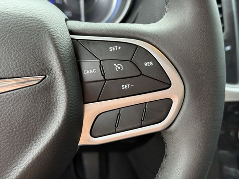 Used 2023 Chrysler 300 Touring L w/ Comfort Group image 16