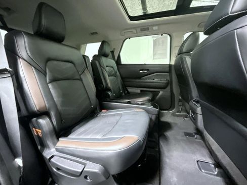 Used 2023 Nissan Pathfinder Platinum image 21