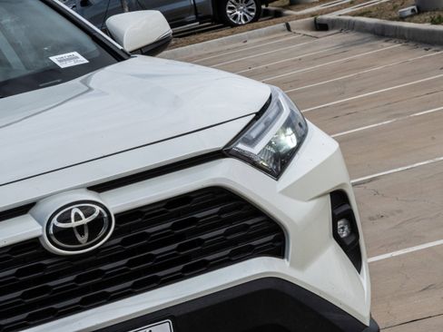 Used 2022 Toyota RAV4 XLE Premium image 7