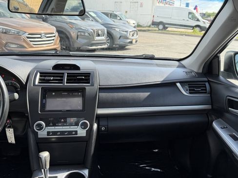 Used 2014 Toyota Camry SE w/ Moonroof Package FWD image 17