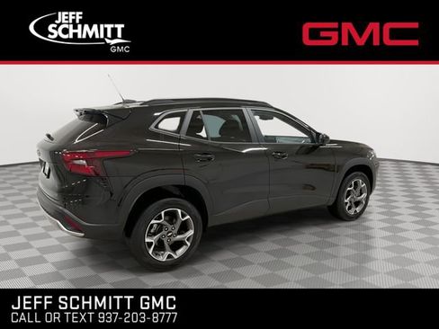 Certified 2025 Chevrolet Trax LT w/ LT Convenience Package FWD image 8