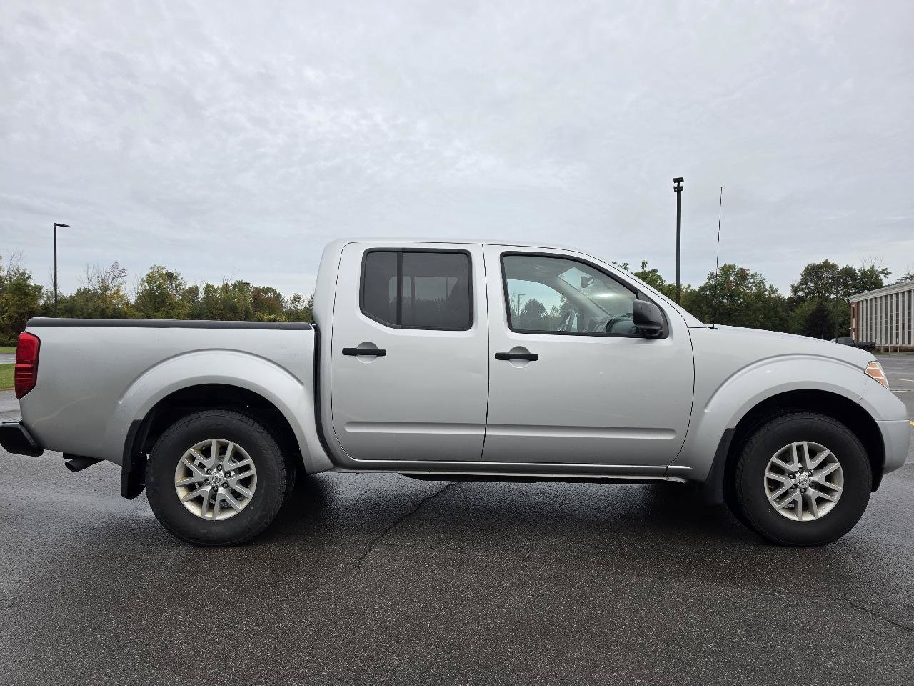 Used 2017 Nissan Frontier SV w/ SV Value Truck Package AWD/4WD image 10