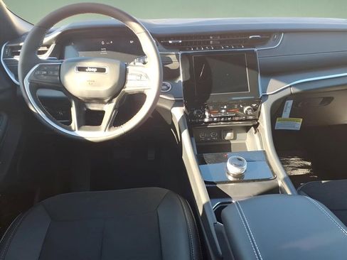 New 2025 Jeep Grand Cherokee Altitude image 8