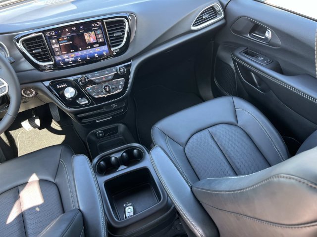 Certified 2026 Chrysler Pacifica Select FWD image 15