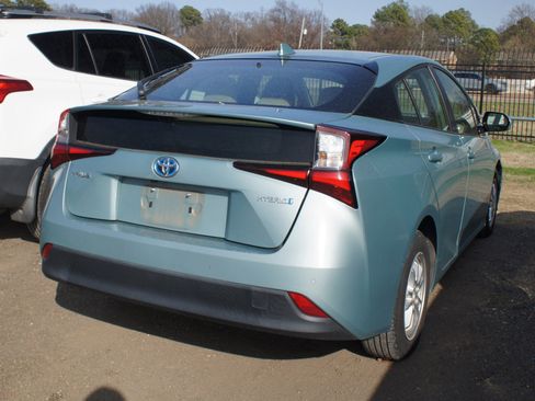 Used 2019 Toyota Prius LE image 5