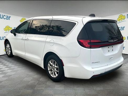 Used 2023 Chrysler Pacifica Touring-L image 3