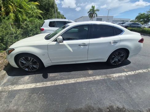 Used 2018 INFINITI Q70 Luxe RWD image 2