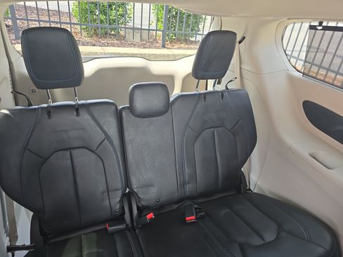 Used 2021 Chrysler Pacifica Touring-L FWD image 13