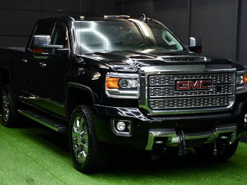 Used 2019 GMC Sierra 2500 Denali w/ Duramax Plus Package AWD/4WD image 7