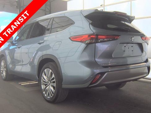 Used 2023 Toyota Highlander Platinum FWD image 3