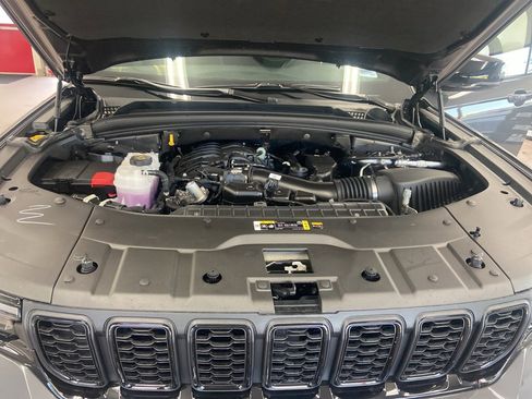 New 2025 Jeep Grand Cherokee Altitude image 18