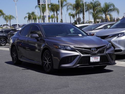 Used 2022 Toyota Camry SE FWD image 2
