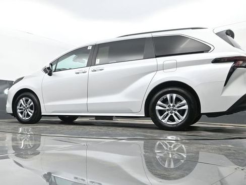 Used 2025 Toyota Sienna XLE w/ XLE Plus Package image 26