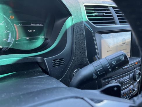 Used 2017 Ford Explorer XLT w/ Equipment Group 201A FWD image 21