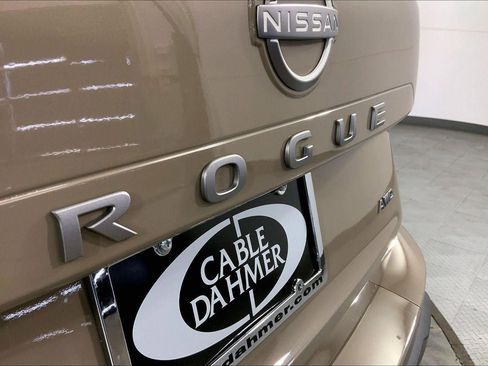 Used 2025 Nissan Rogue SV image 8