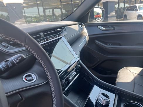 New 2025 Jeep Grand Cherokee Altitude image 24