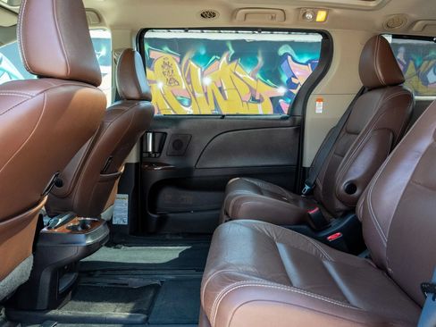 Used 2017 Toyota Sienna Limited Premium FWD image 39