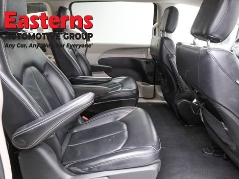 Used 2022 Chrysler Pacifica Touring-L FWD image 23