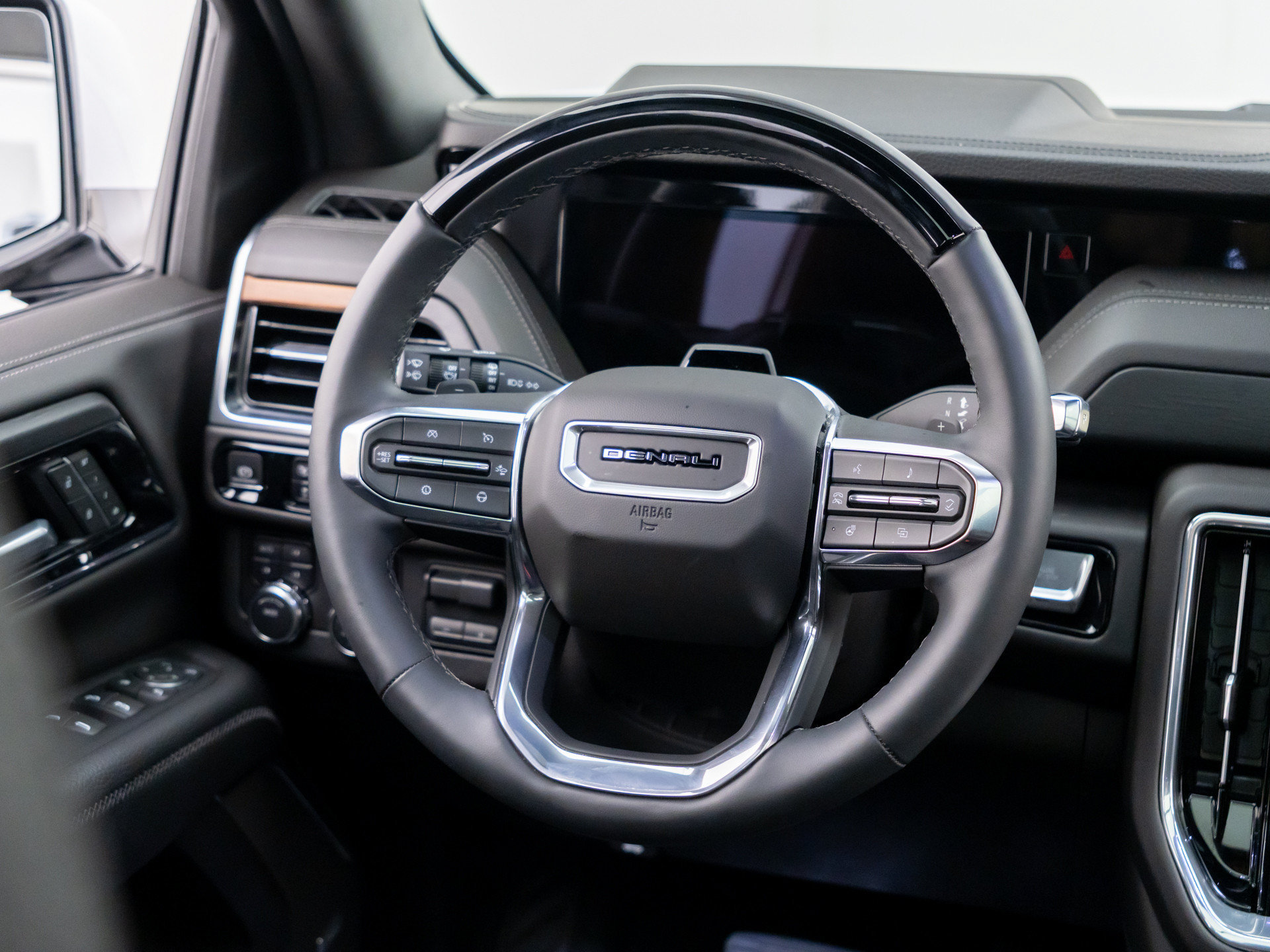 Used 2025 GMC Yukon XL Denali w/ Denali Reserve Package AWD/4WD image 10
