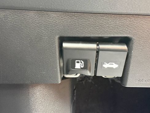 Used 2025 Nissan Versa SV FWD image 21