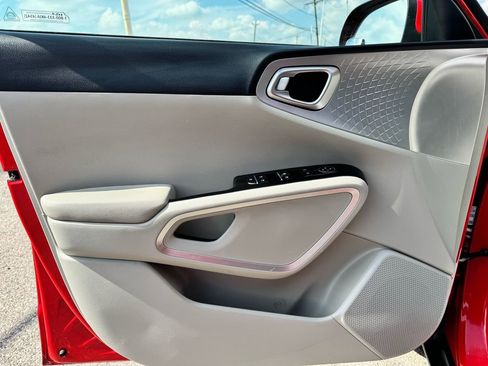 Used 2024 Kia Soul LX image 9