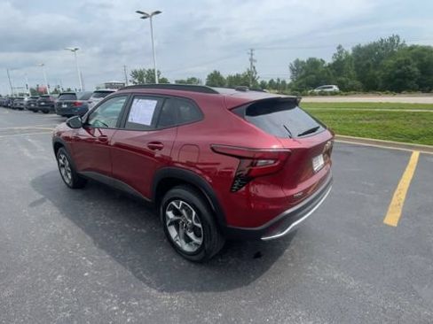 Used 2025 Chevrolet Trax LT FWD image 8