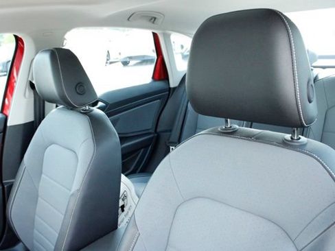 Used 2025 Volkswagen Jetta SE w/ Sunroof Package FWD image 11