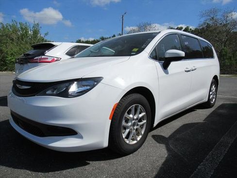 Used 2022 Chrysler Voyager LX image 2