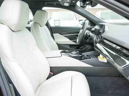 Used 2025 BMW 530i 530i w/ Premium Package image 16