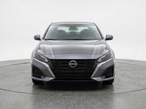 Used 2025 Nissan Altima 2.5 SV FWD image 2