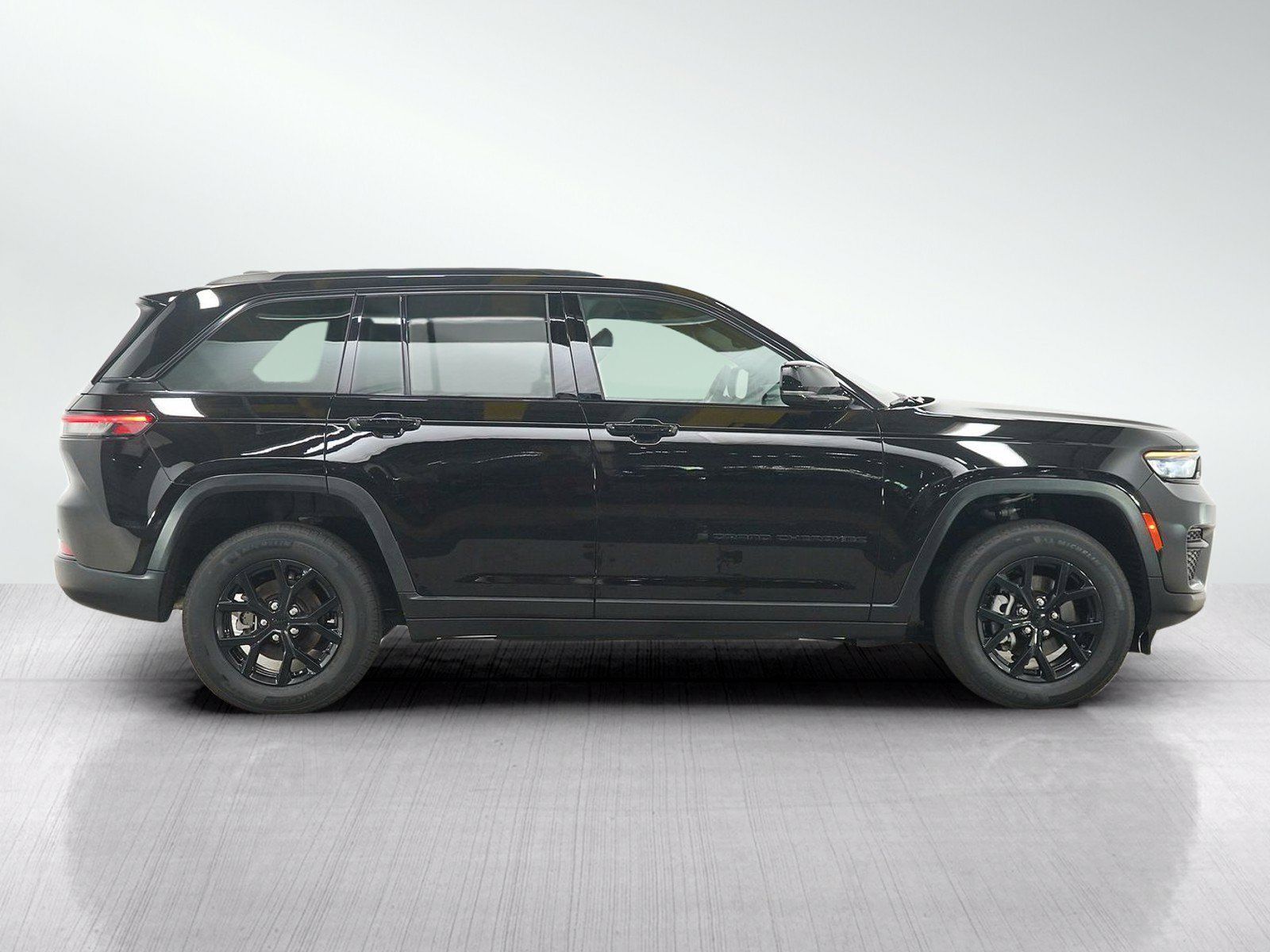 Used 2024 Jeep Grand Cherokee Altitude AWD/4WD image 7