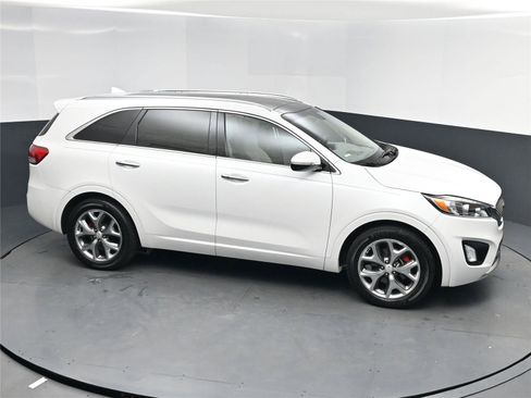Used 2016 Kia Sorento SX image 9
