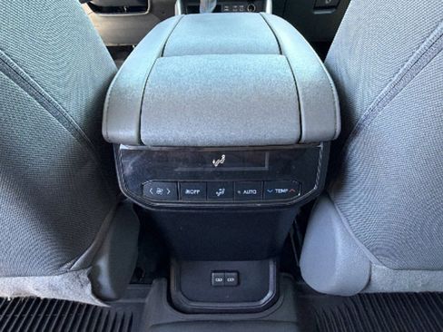Used 2023 Toyota Highlander LE AWD/4WD image 25