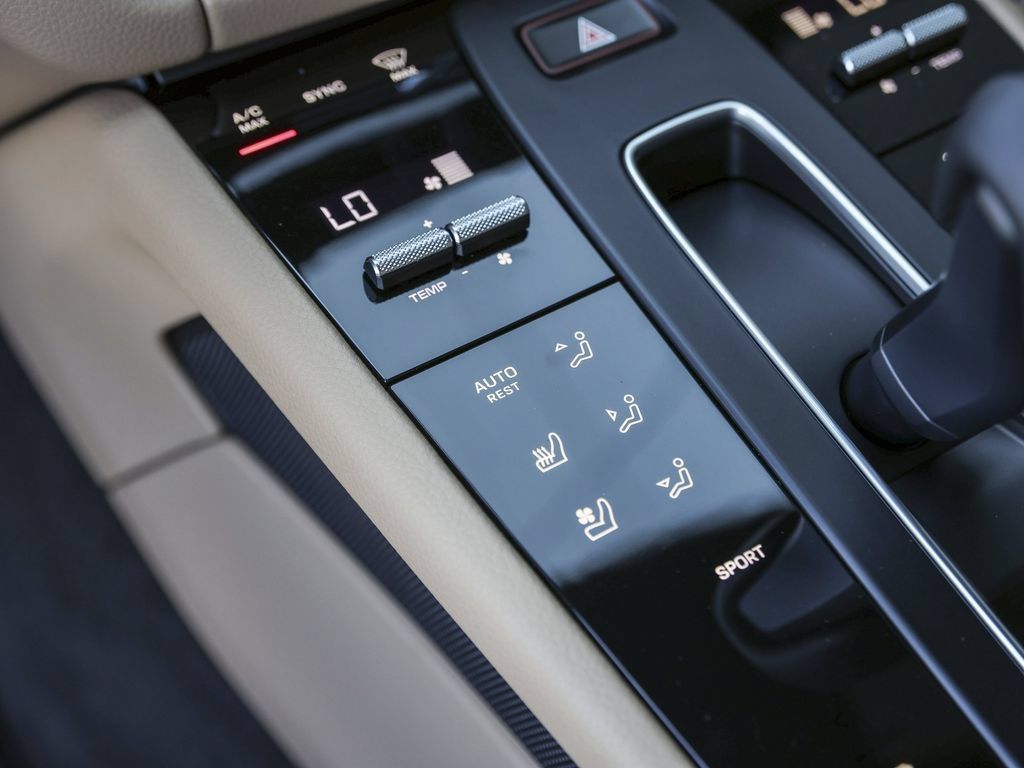 Certified 2026 Porsche Macan AWD/4WD image 25