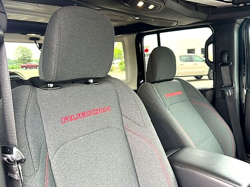 Used 2025 Jeep Wrangler Unlimited Rubicon w/ Convenience Group AWD/4WD image 24