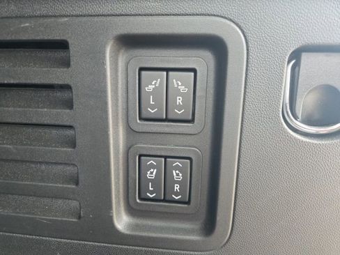 Used 2025 Chevrolet Traverse RS image 53