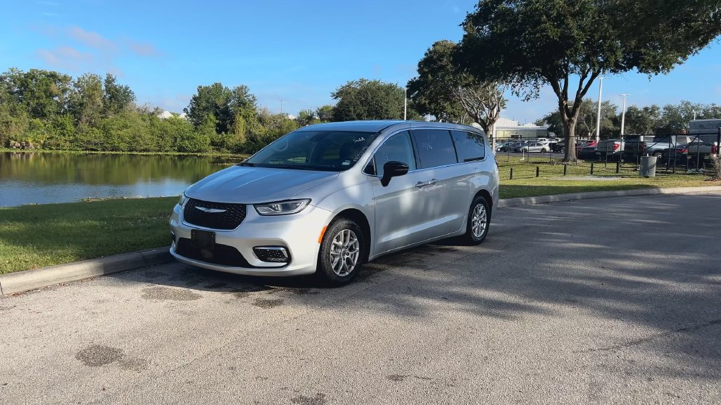 Used 2024 Chrysler Pacifica Touring-L FWD image 4