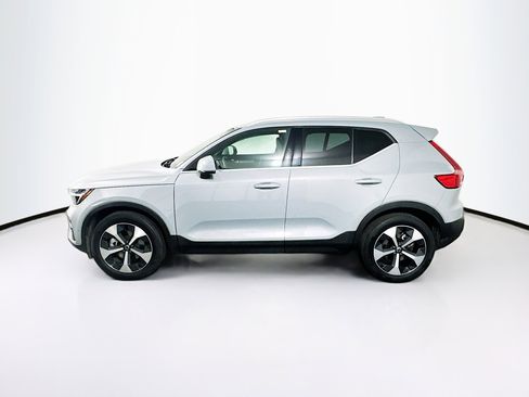 Used 2025 Volvo XC40 B5 Plus image 4