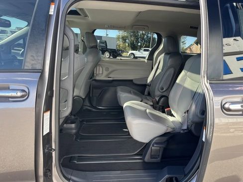 Used 2022 Toyota Sienna XLE image 31