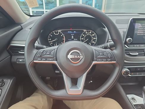 Used 2025 Nissan Altima 2.5 SV FWD image 21